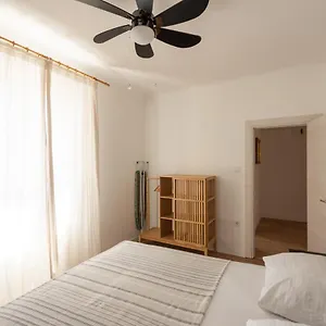 Appartamento With Private Parking, Pola